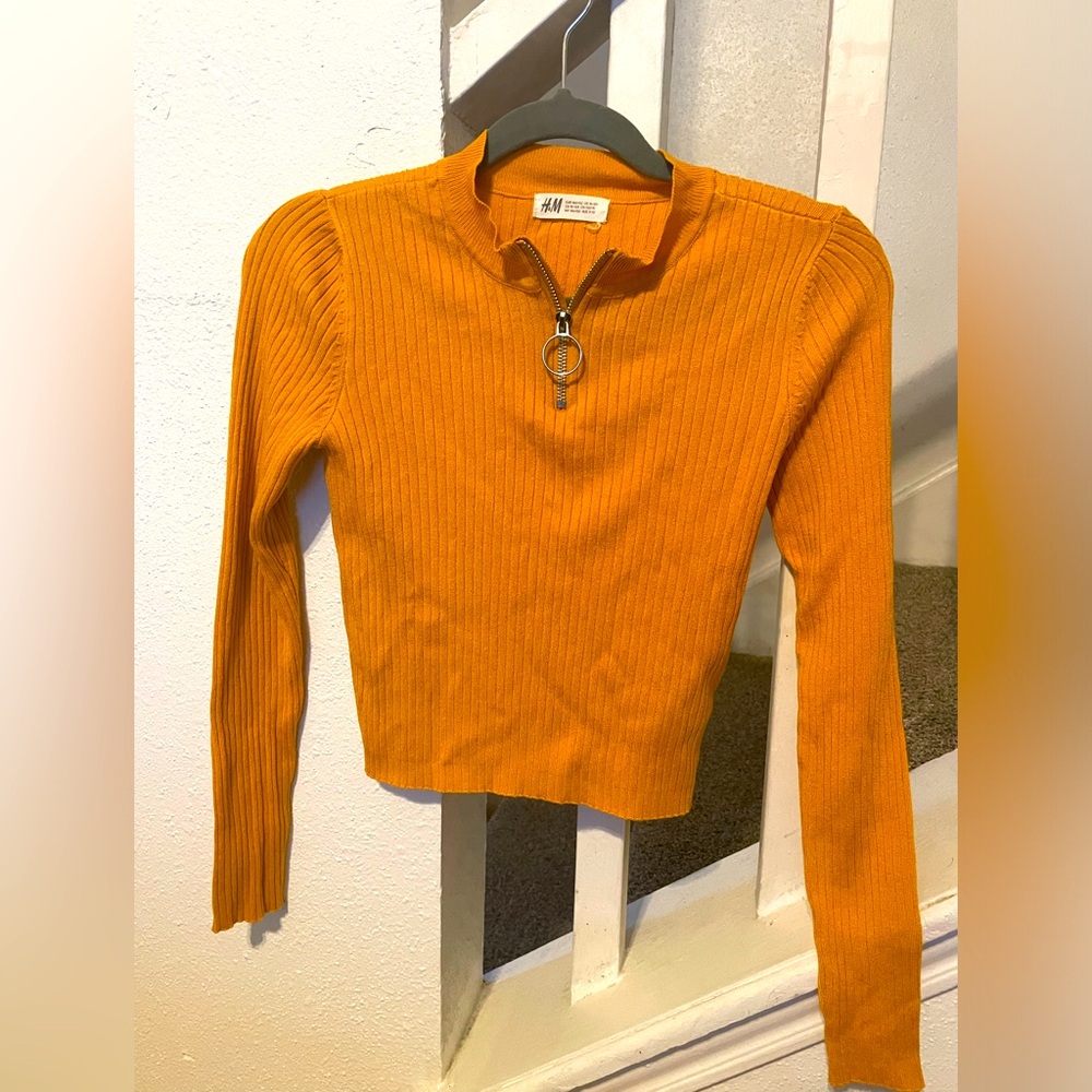 Cute mustard yellow H&M long sleeve sweater with front zip. Size 10-12Y.